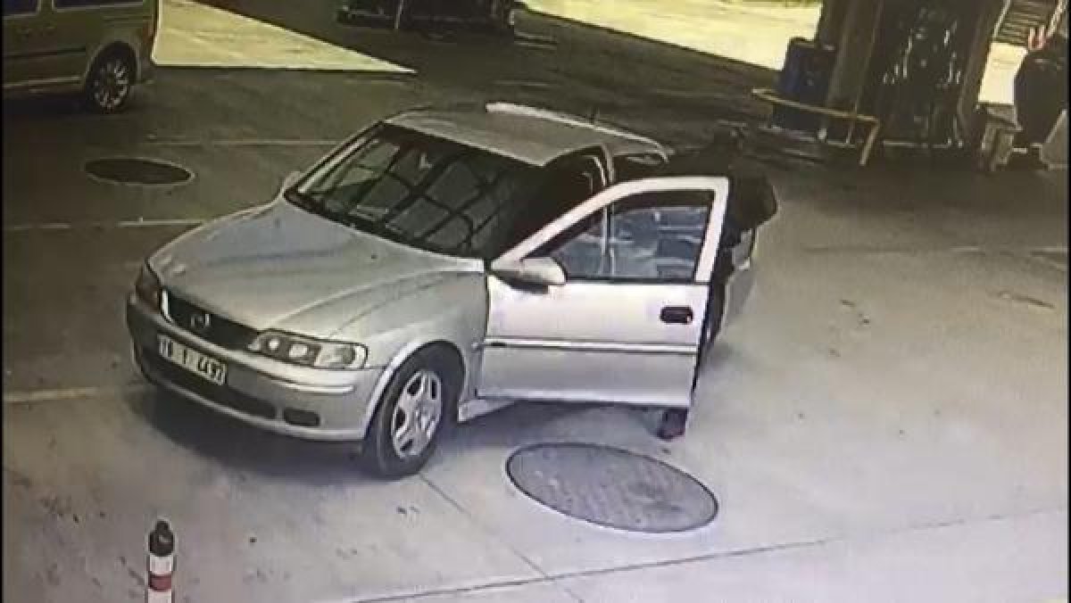 d Bursa'da 54 yaşındaki adam kendi aracında vuruldu