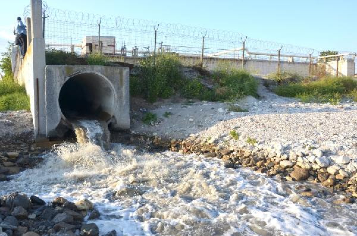 İSKİ'den bırakılan su, denizin rengini böyle değiştirdi
