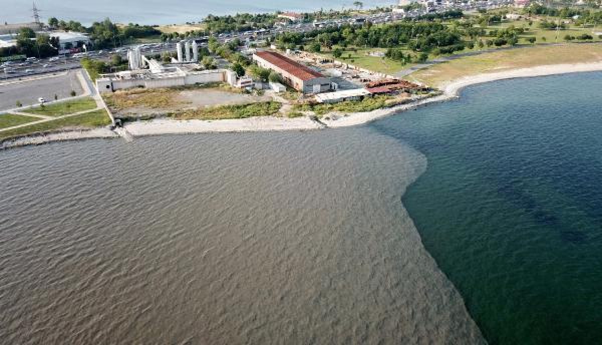 İSKİ'den bırakılan su, denizin rengini böyle değiştirdi