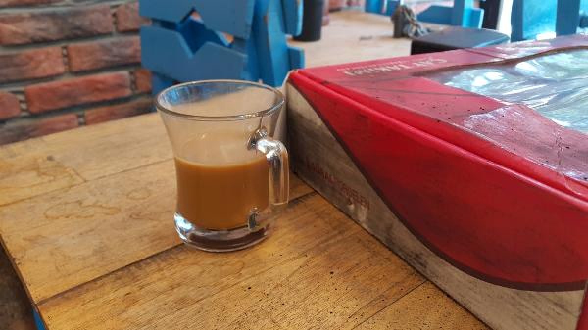 Kafeden hırsızlık yapamayınca, kahve içip çıktılar