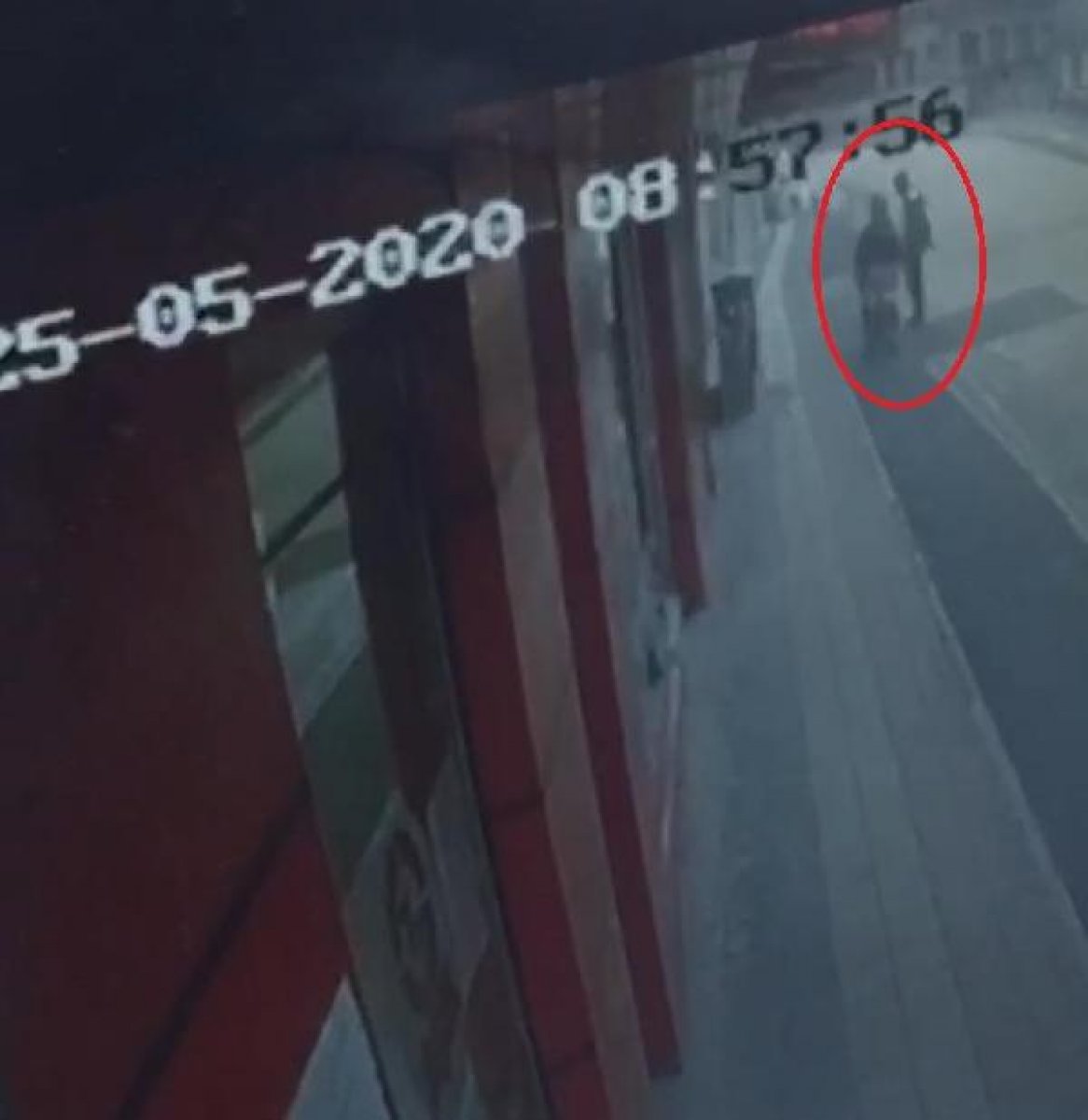 Kafeden hırsızlık yapamayınca, kahve içip çıktılar