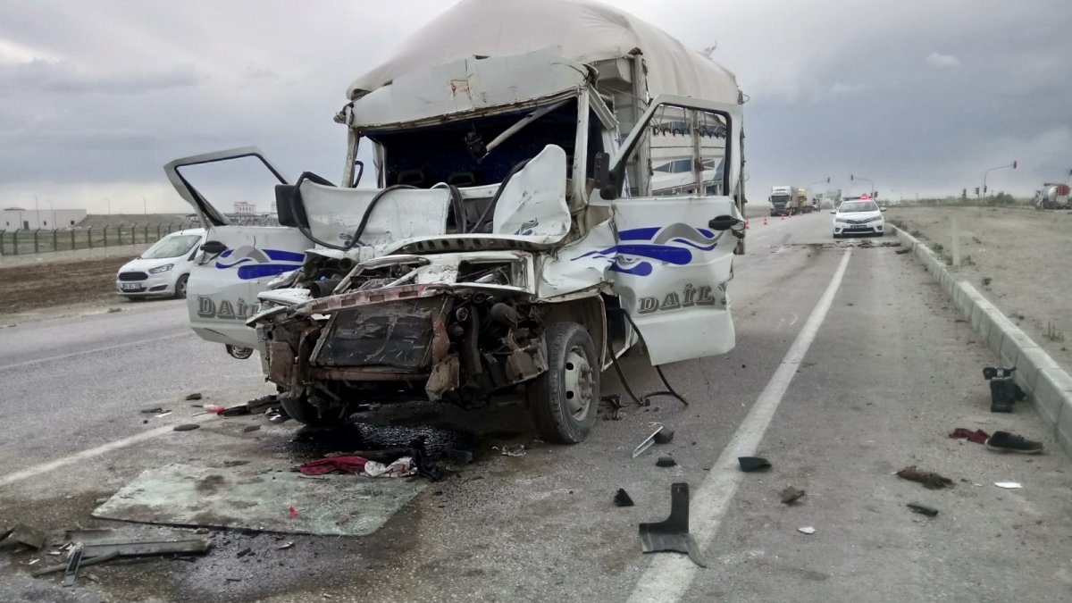 Konya'da kamyonet tıra çarptı: 1 ölü 1 yaralı