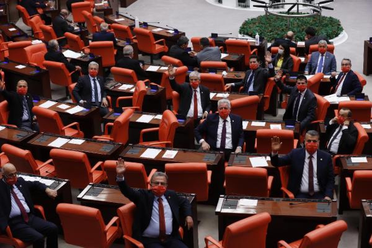 CHP'li vekillere Atatürk imzalı maske dağıtıldı
