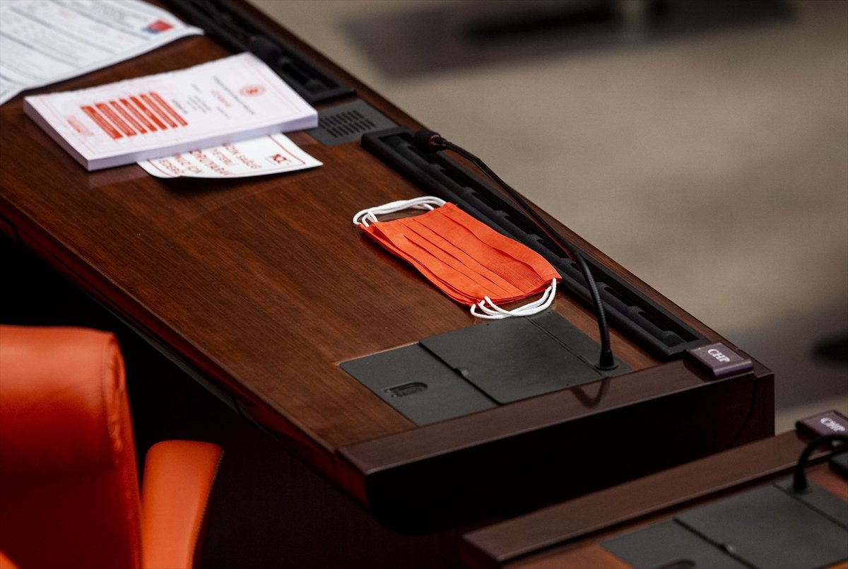 a CHP'li vekillere Atatürk imzalı maske dağıtıldı