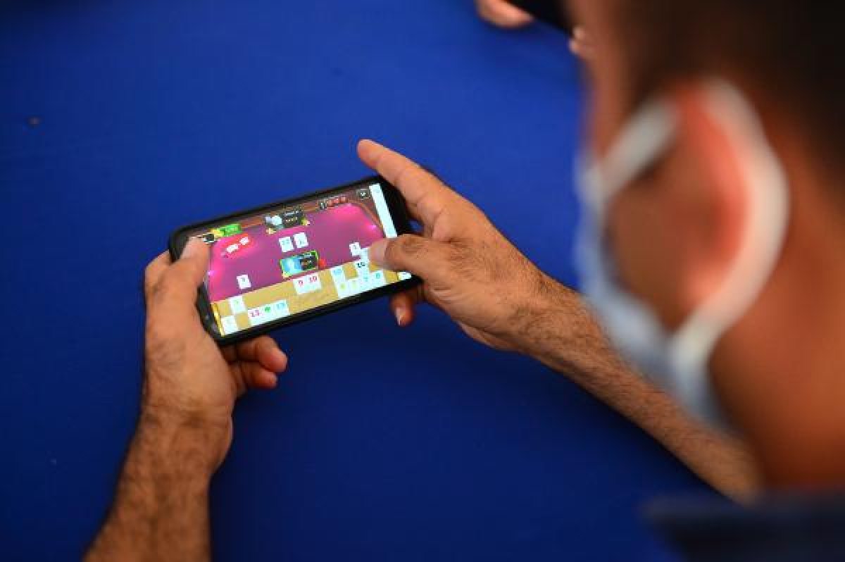 d Kahvehanede cep telefonuyla okey oynadılar