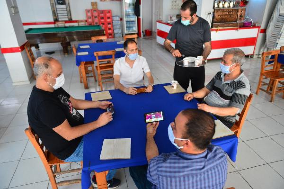 dha Kahvehanede cep telefonuyla okey oynadılar