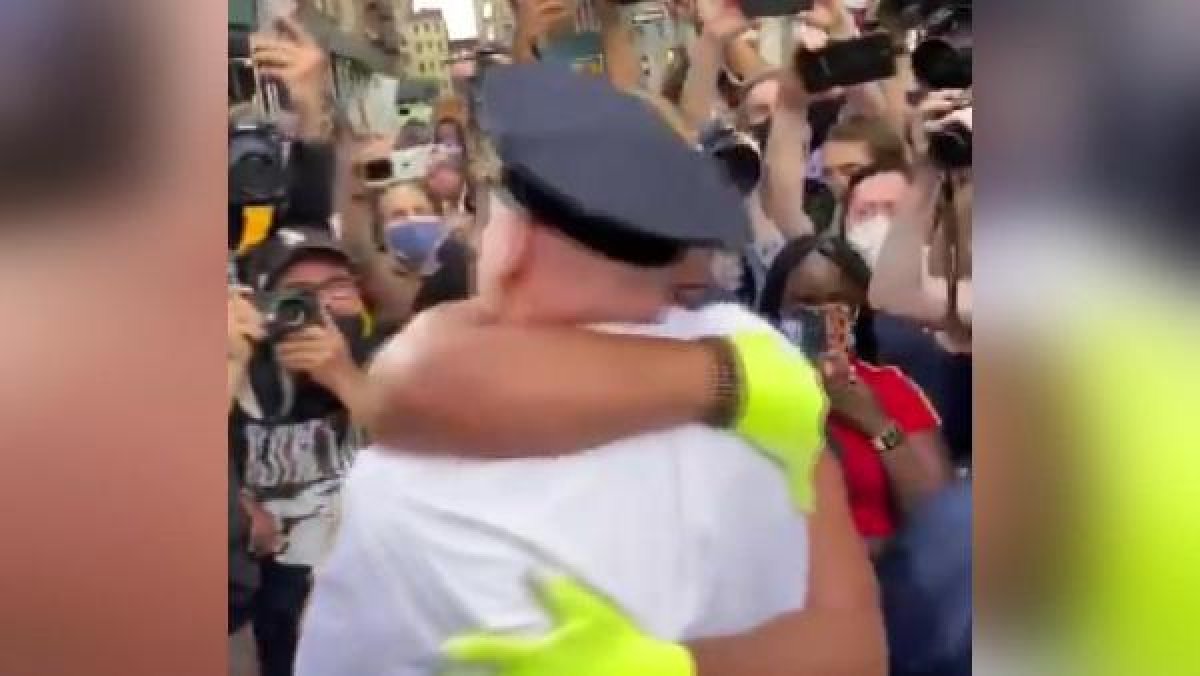 ABD'de polis şefi eylemcilerle birlikte diz çöktü