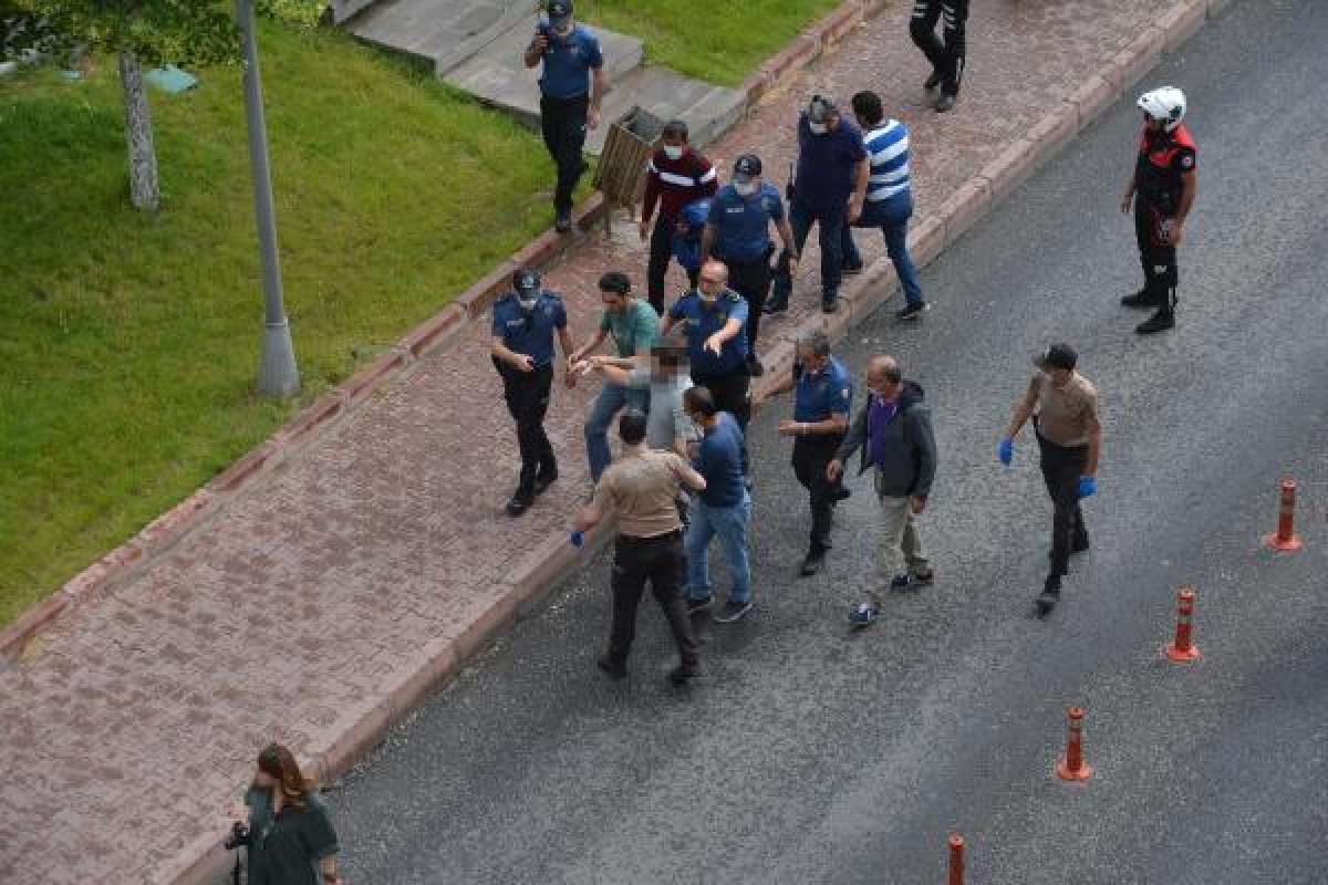 d 'Sosyal mesafe' uyarısı yapılınca kendisine zarar verdi