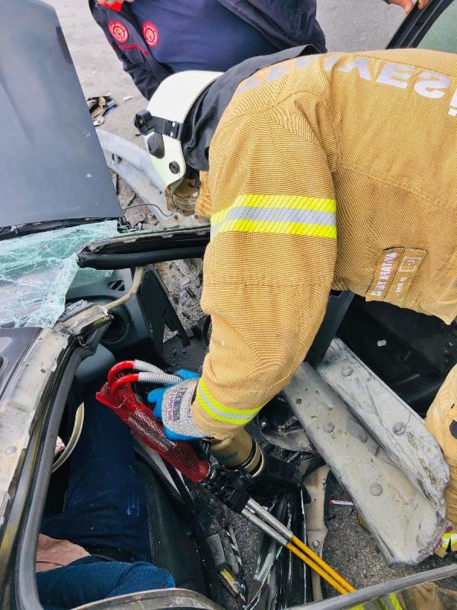 Silivri'de kontrolden çıkan araç bariyerlere çarptı