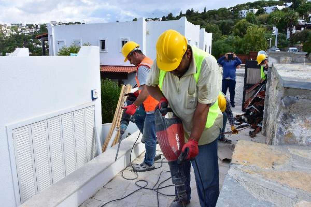 dha Yılmaz Özdil'in villasındaki yıkım sürüyor