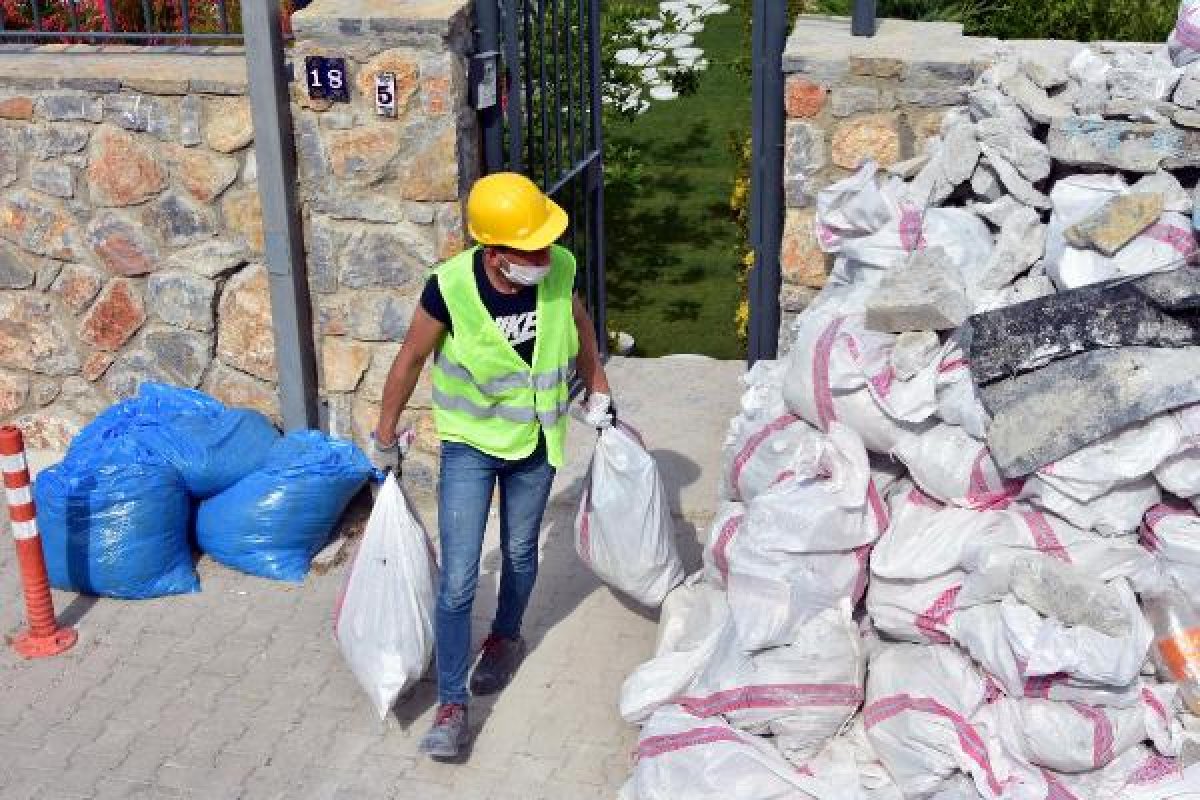 dha Yılmaz Özdil'in villasındaki yıkım sürüyor