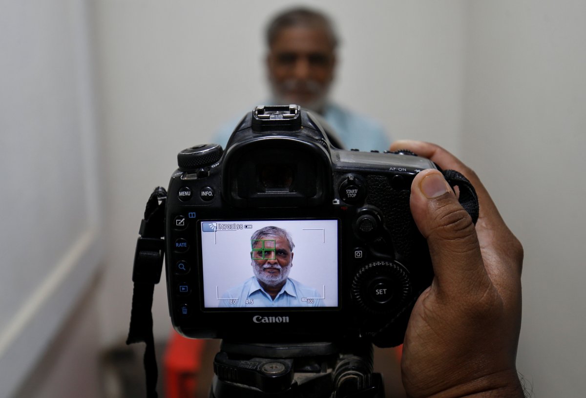 r Hindistan'da sıra dışı maske tasarımı