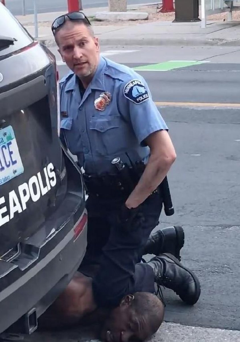 Floyd'un ölümünü canlandıran 3 gence gözaltı