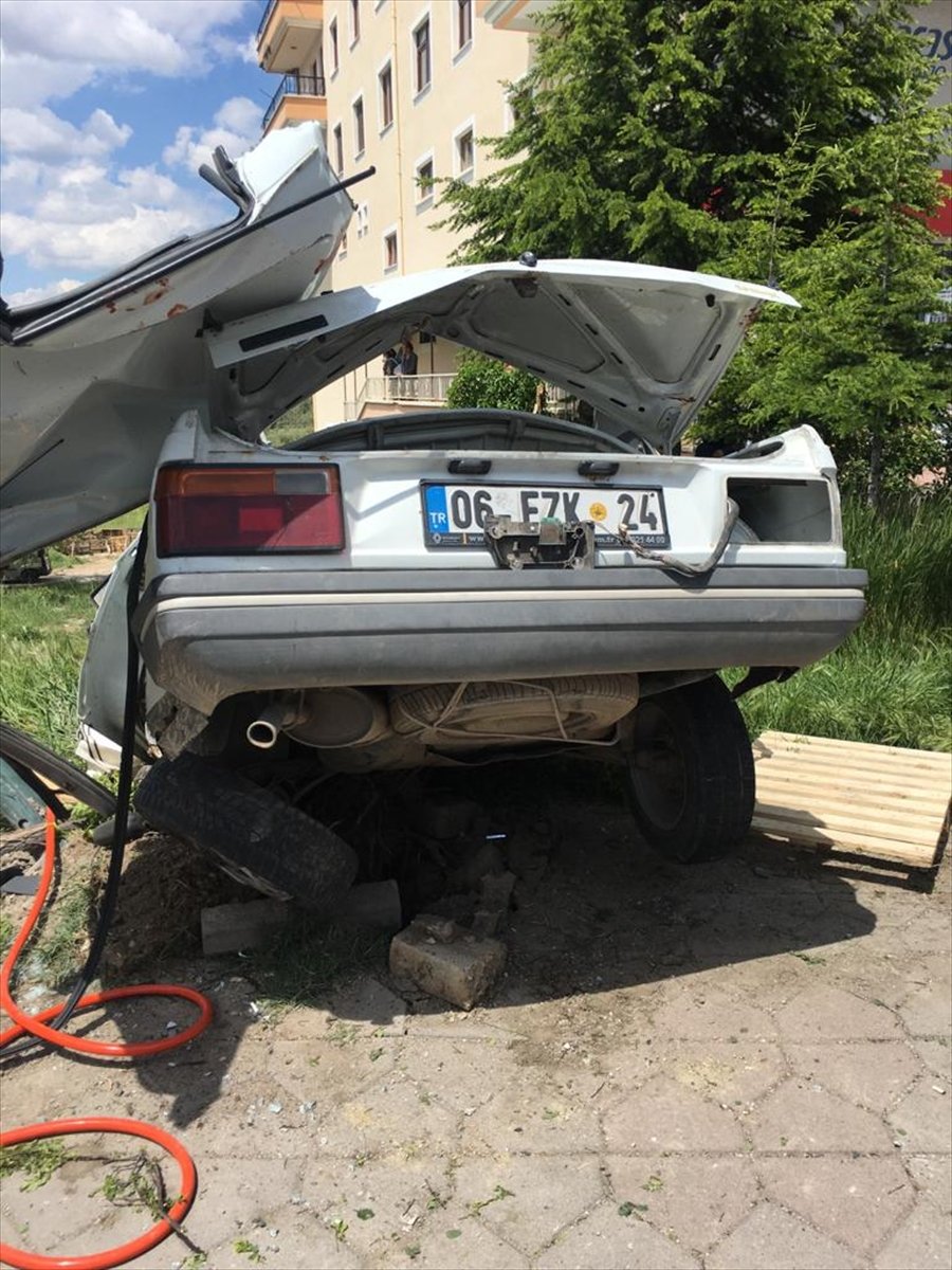 a Ankara'da kontrolden çıkan araç durağa çarptı: 1 ölü