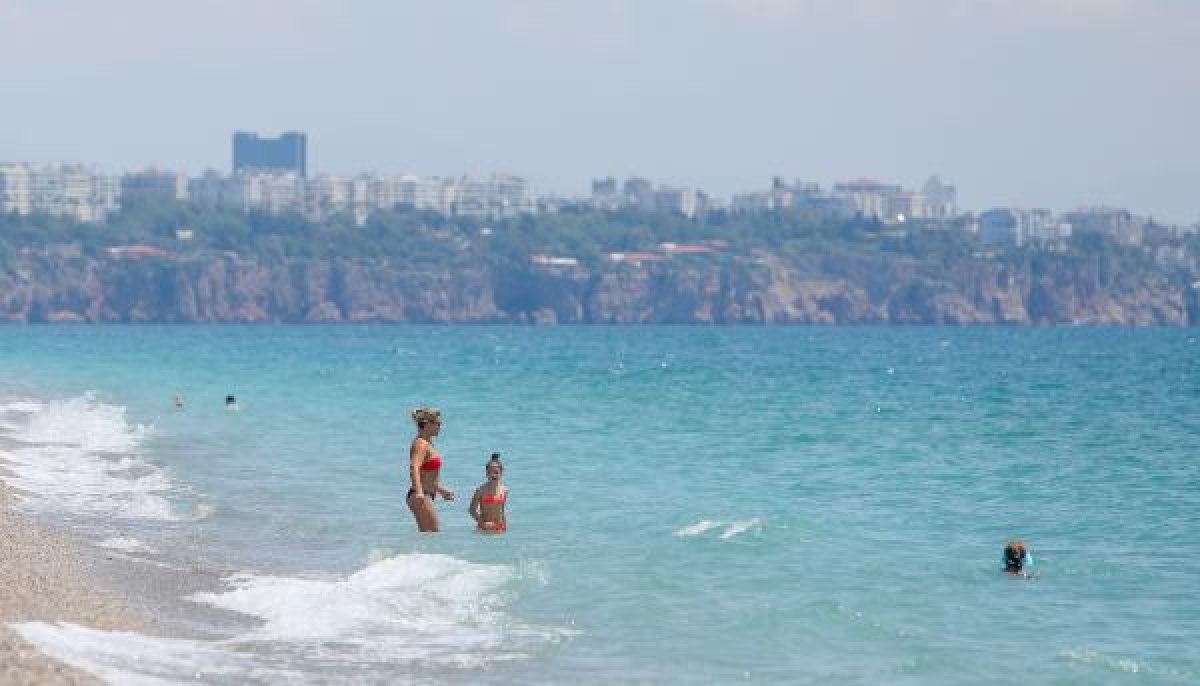 d Antalya'da tatilciler maskeli güneşlendi