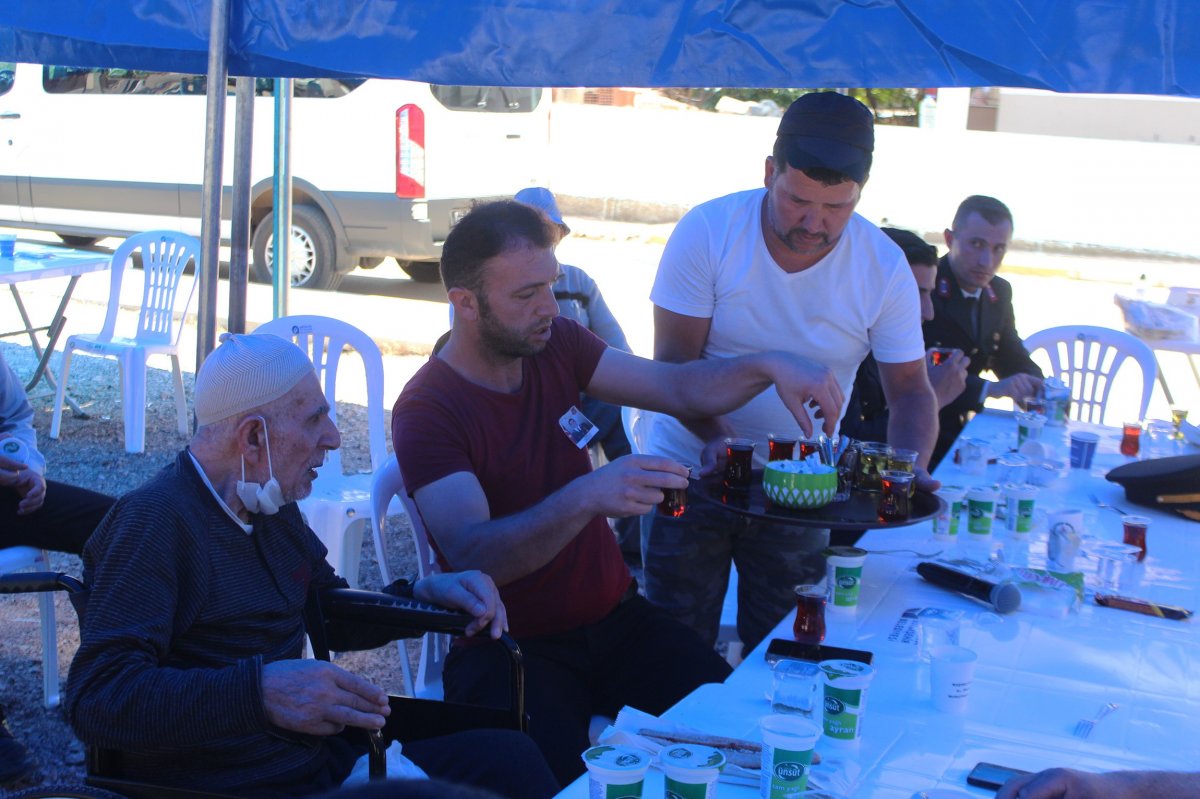 i Şehit cenazelerinde yaptığını görenler şaşırıyor