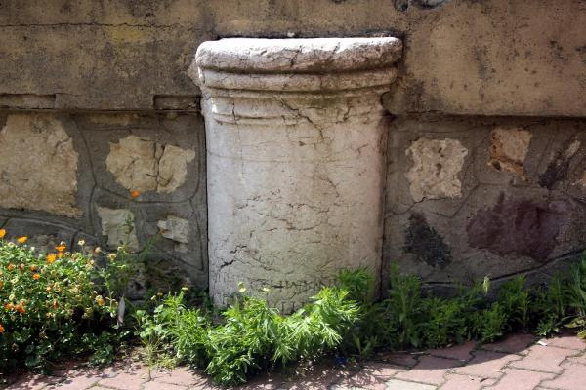 dha Bolu'da tarihi sütunun üstüne duvar ördüler