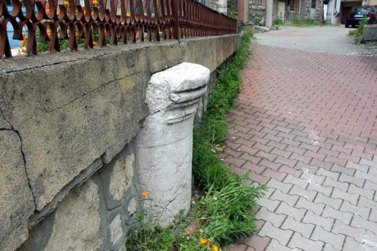 dha Bolu'da tarihi sütunun üstüne duvar ördüler