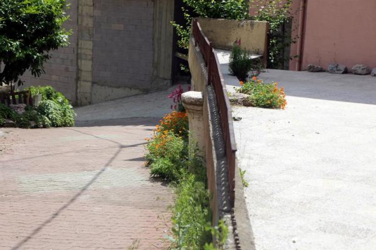 dha Bolu'da tarihi sütunun üstüne duvar ördüler