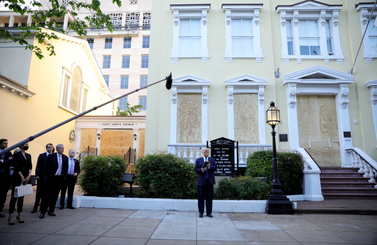 Evanjelistler'den Trump'ın İncil pozuna destek