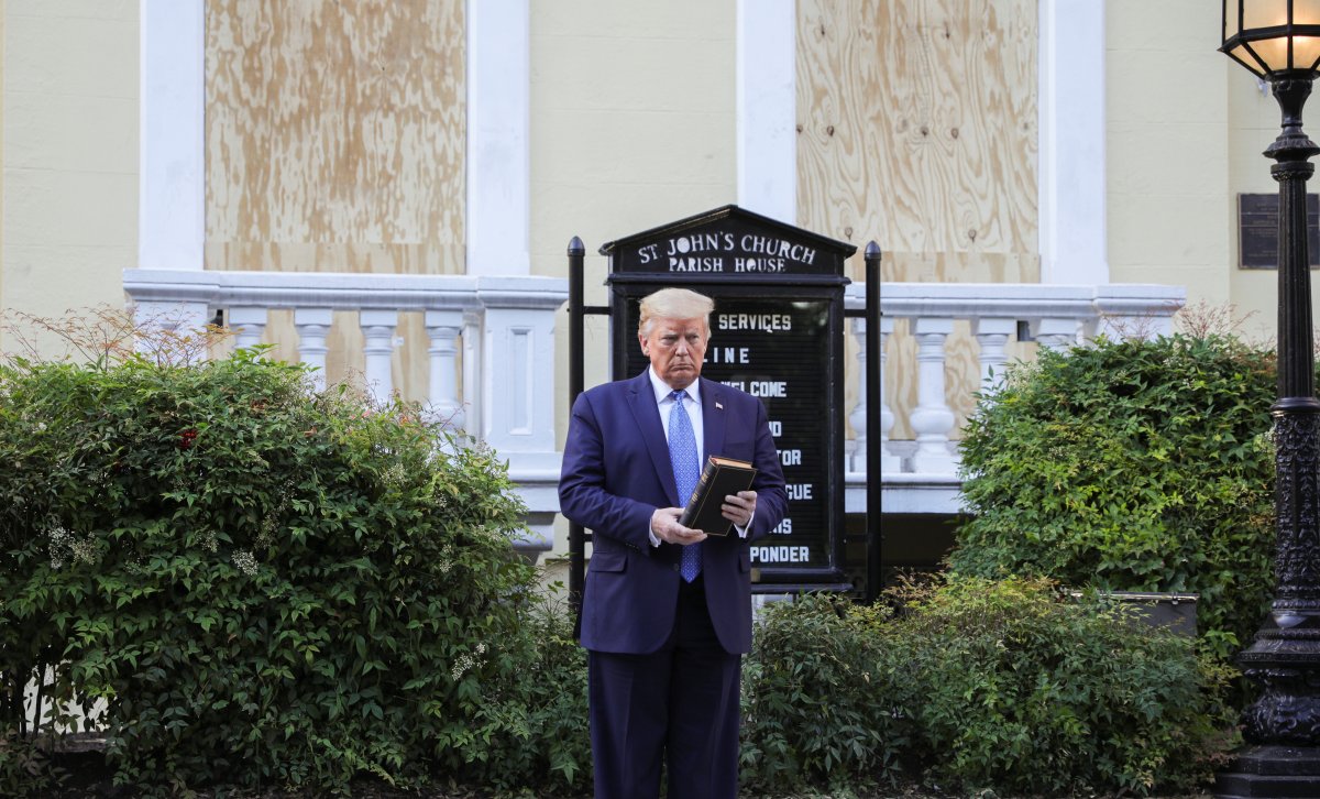 Evanjelistler'den Trump'ın İncil pozuna destek