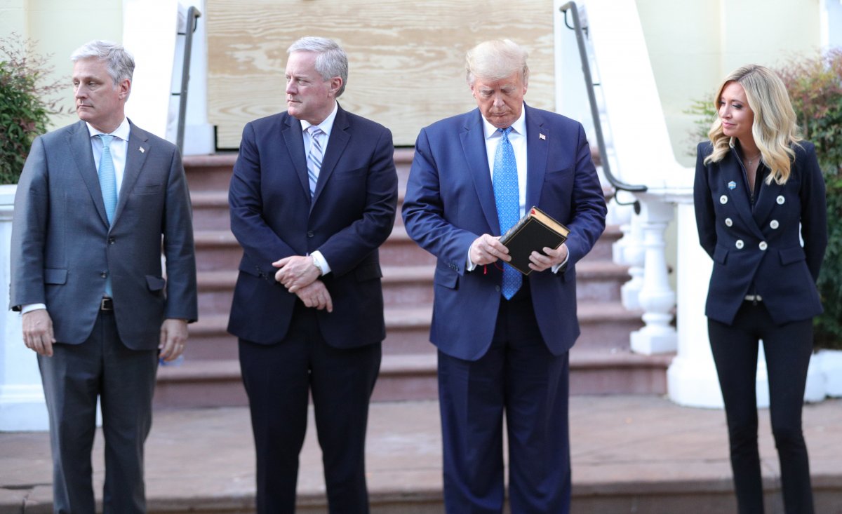 Evanjelistler'den Trump'ın İncil pozuna destek