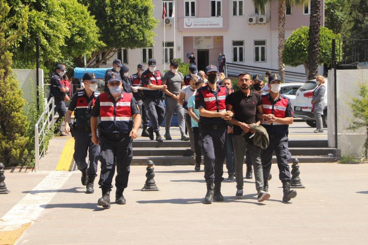 Antalya'da akaryakıt istasyonunda dehşet anları