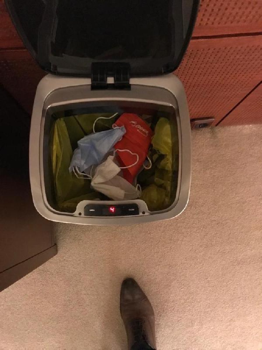 CHP'nin Atatürk imzalı maskesi çöpe atıldı