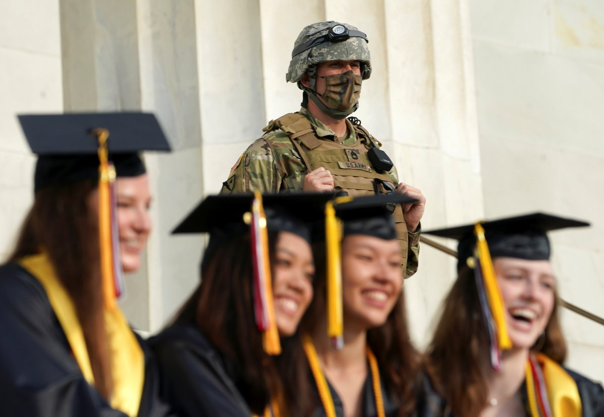 r ABD'de asker gölgesinde mezuniyet