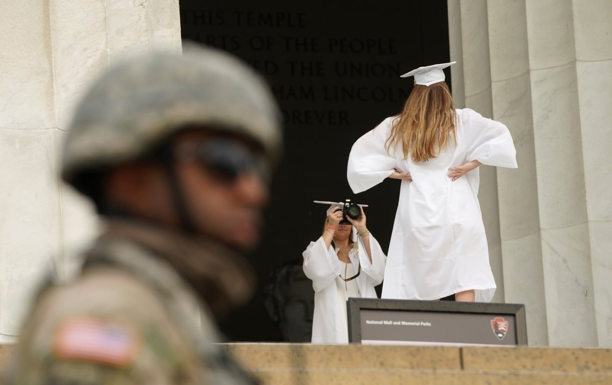 r ABD'de asker gölgesinde mezuniyet
