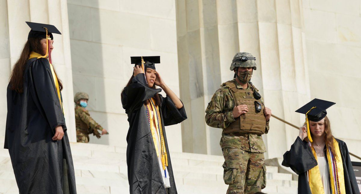 r ABD'de asker gölgesinde mezuniyet