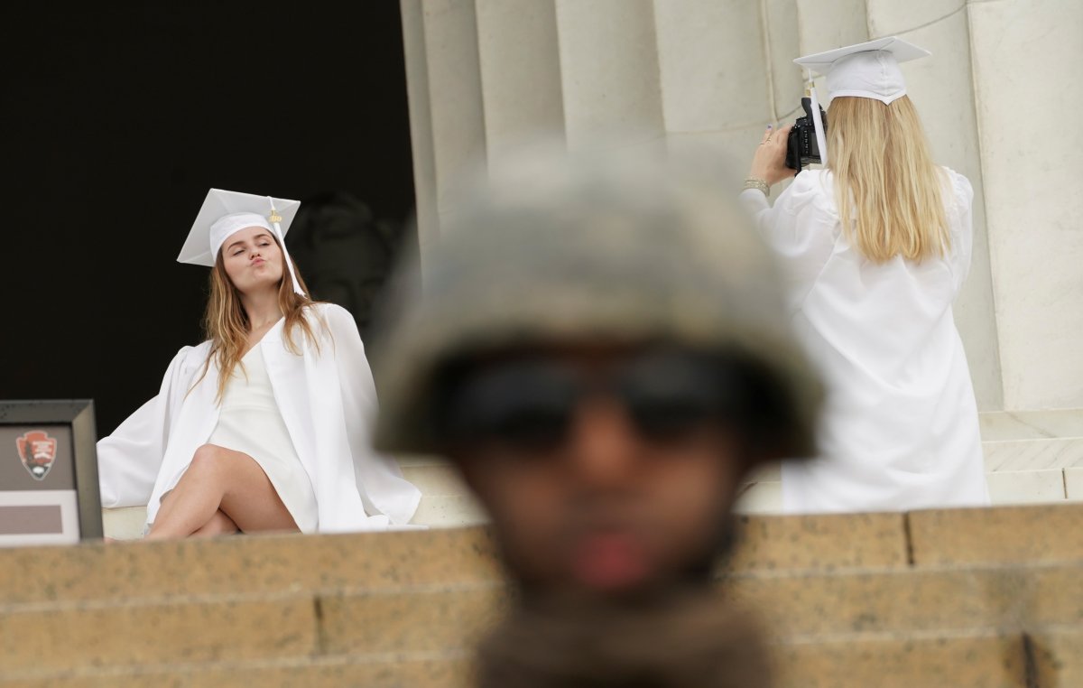 r ABD'de asker gölgesinde mezuniyet