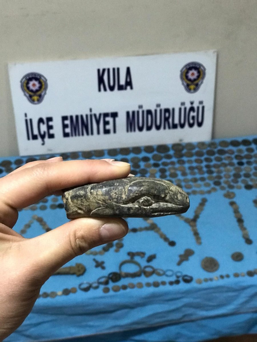 i Manisa'da durdurulan araçta yüzlerce tarihi eser bulundu