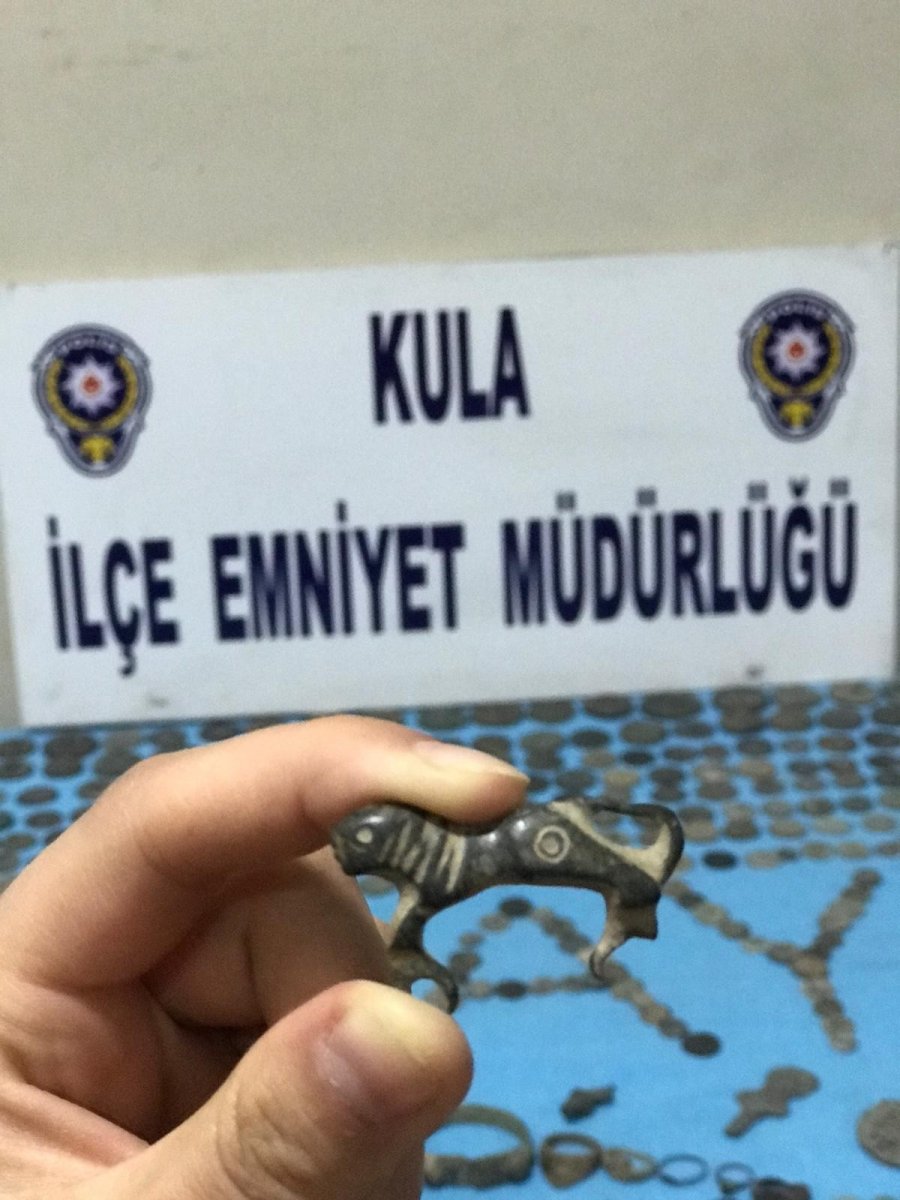 i Manisa'da durdurulan araçta yüzlerce tarihi eser bulundu