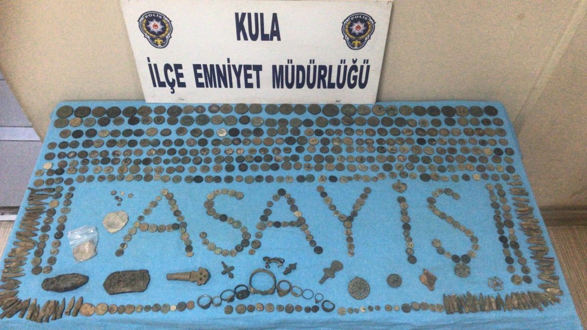 i Manisa'da durdurulan araçta yüzlerce tarihi eser bulundu