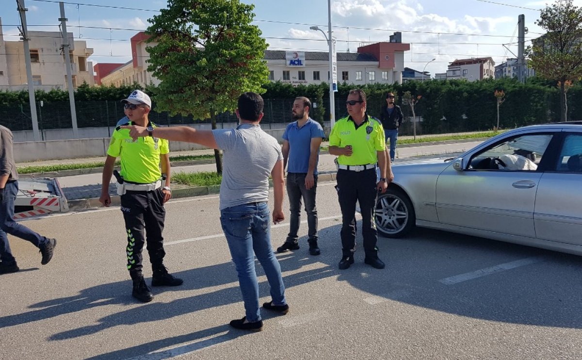 Bursa'da kontrolden çıkan otomobil direğe çarptı