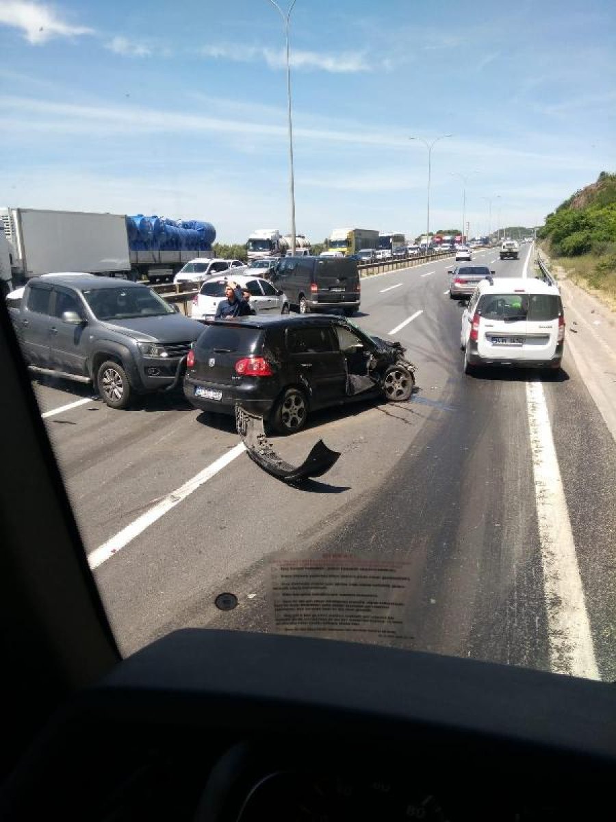 dha Kocaeli'de kaza yapıp araçtan inenlere otomobil çarptı