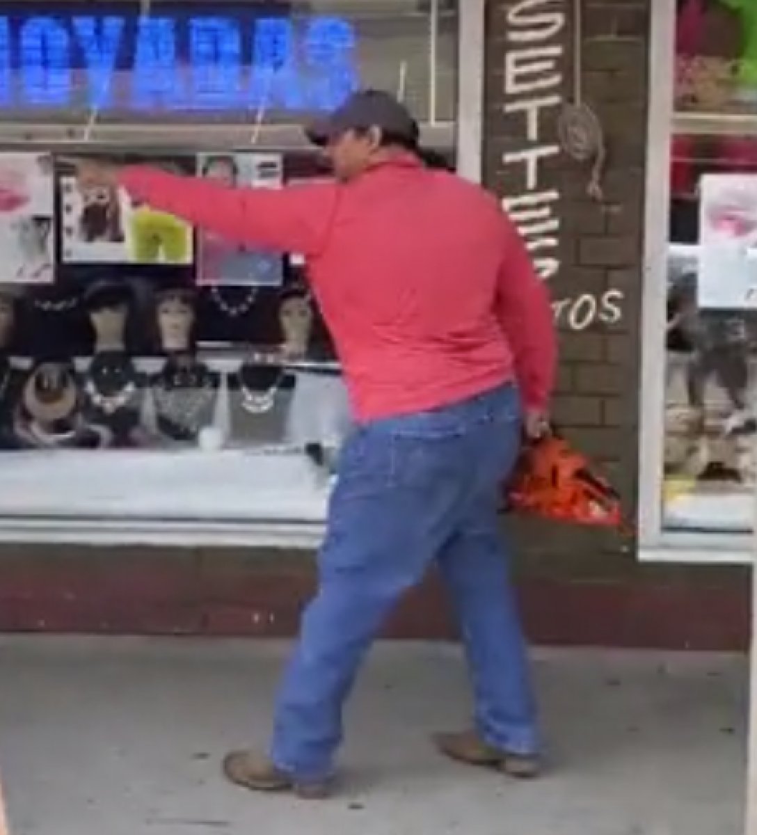 Teksas'ta, elektrikli testereyle protestocuları kovaladı