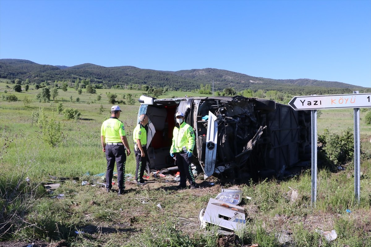 Erzincan'da otobüs devrildi: 19 yaralı