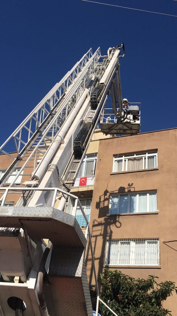 i 7. katta asılı kalan boyacının imdadına itfaiye yetişti