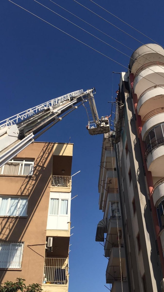 i 7. katta asılı kalan boyacının imdadına itfaiye yetişti