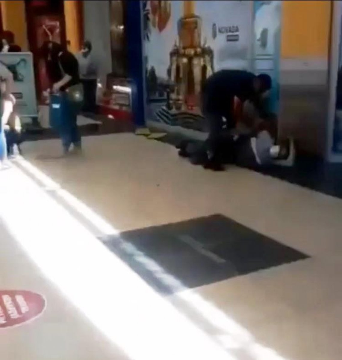 i İzmir'de, eşiyle tartışan adam 3 kişiyi bıçakladı