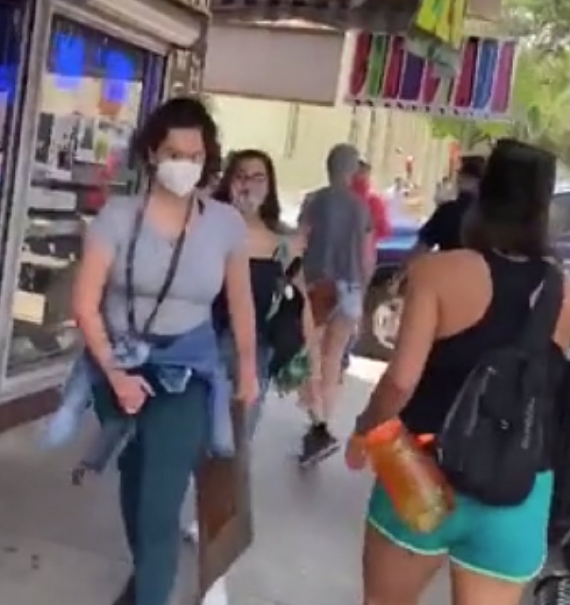 Teksas'ta, elektrikli testereyle protestocuları kovaladı