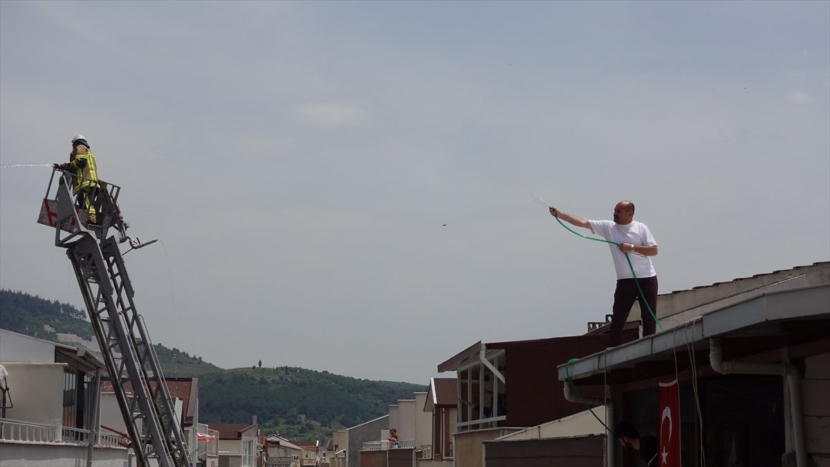 Bursa'da binanın çatı katında yangın çıktı