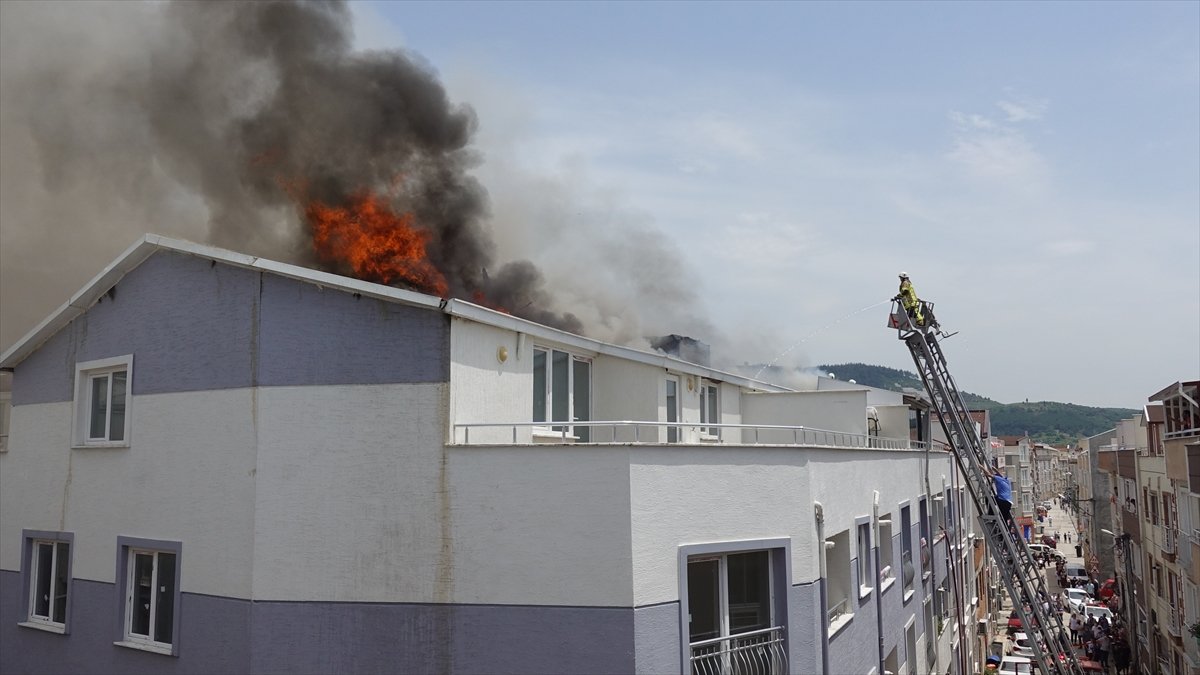 Bursa'da binanın çatı katında yangın çıktı