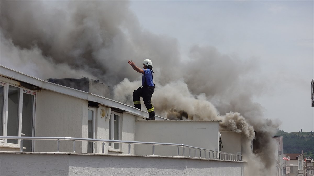 Bursa'da binanın çatı katında yangın çıktı