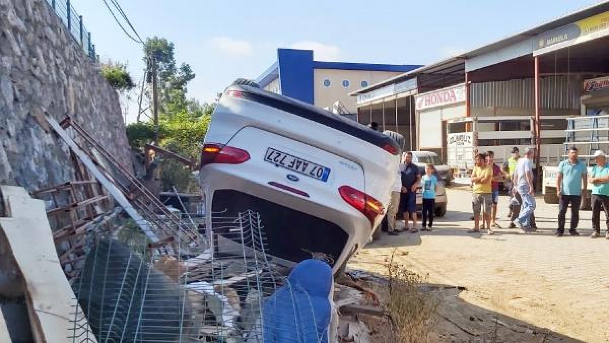 Antalya'da kontrolden çıkan araç istinat duvarından düştü