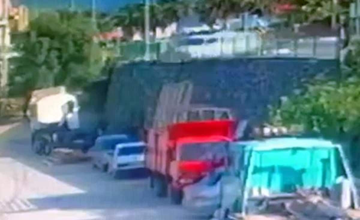 Antalya'da kontrolden çıkan araç istinat duvarından düştü