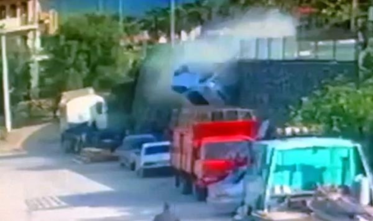 Antalya'da kontrolden çıkan araç istinat duvarından düştü