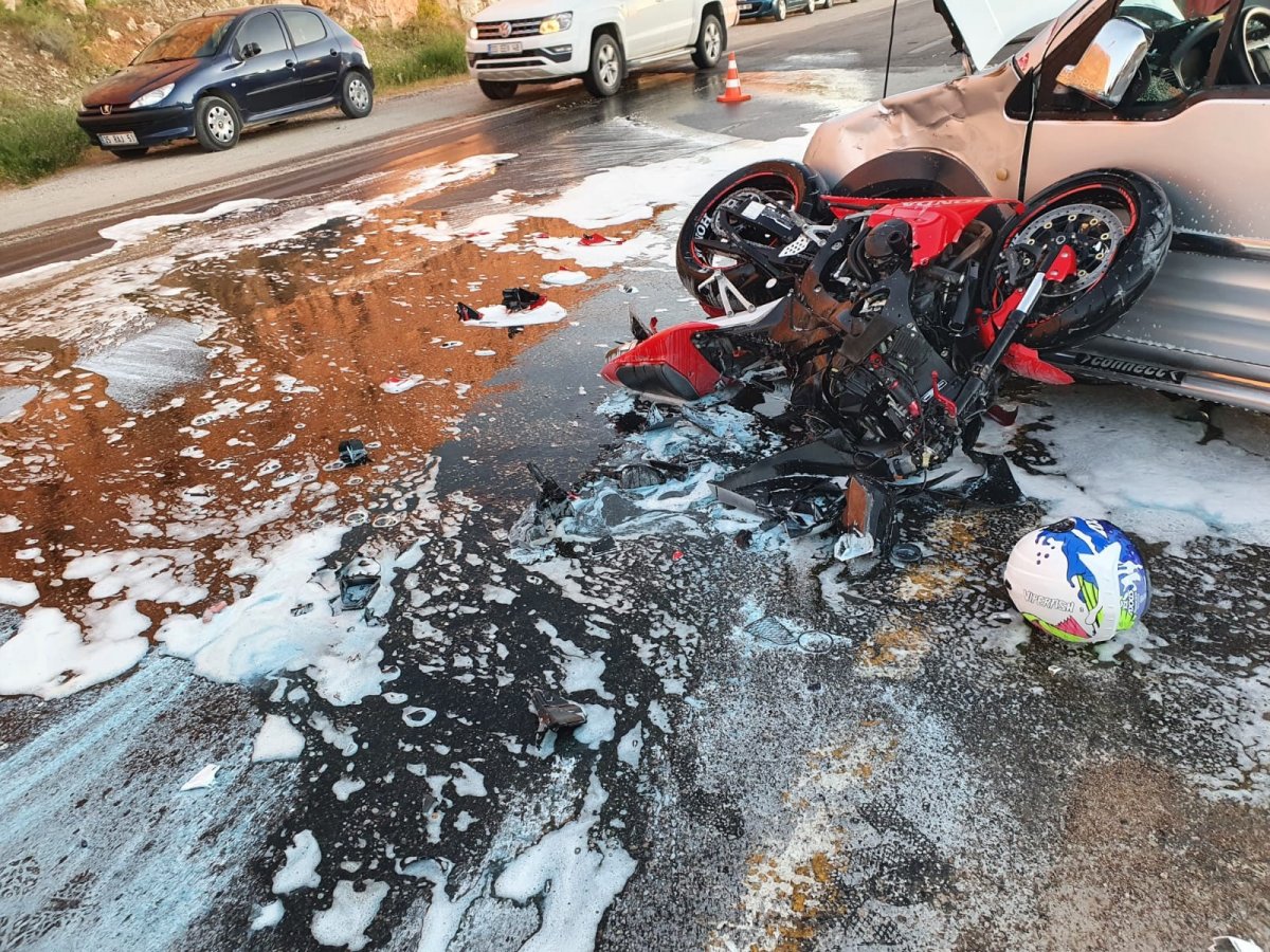 i Van'da motosiklet ile kamyonet çarpıştı: 2 yaralı